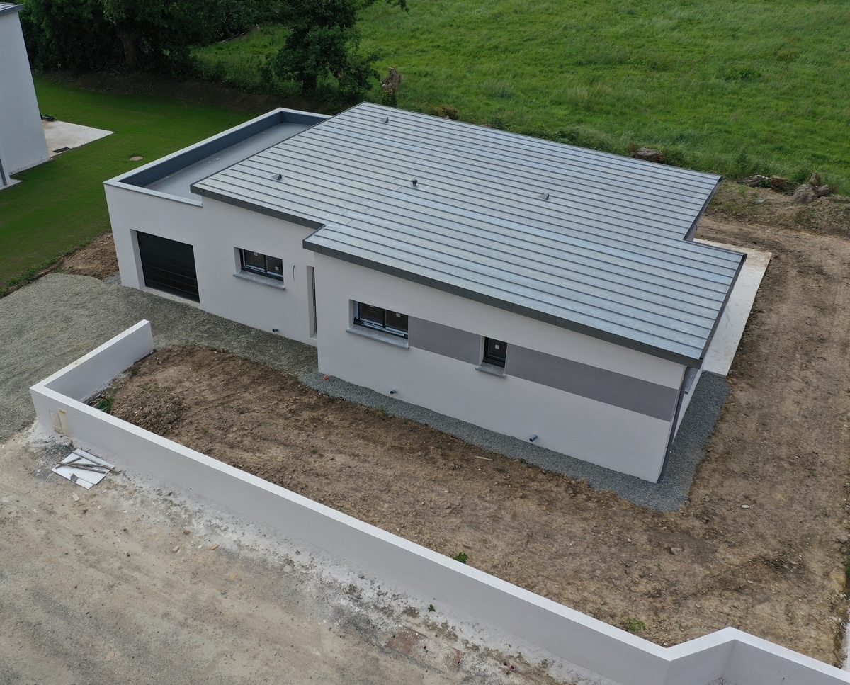 Bau von'einem einstöckigen Haus am Meer